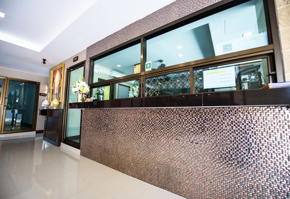 มุมห้องน้ำและส่วนพักผ่อนภายในห้องของ Thana Residence Lamlukka