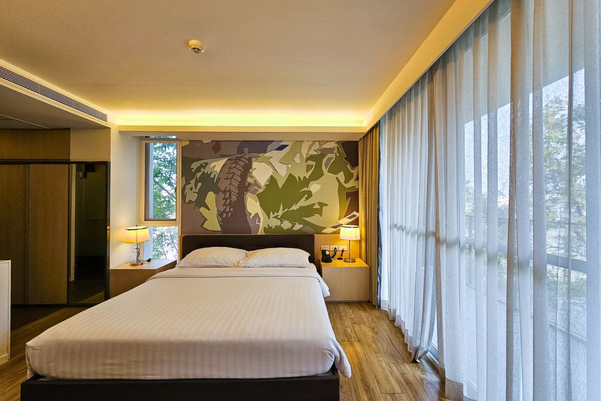 ห้อง Deluxe ที่มีมุมนั่งเล่นและครัวเล็กในตัวของ The Idle Hotel and Residence