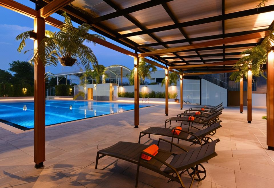 สระว่ายน้ำน้ำเกลือกลางแจ้งของ Tinidee Hotel Bangkok Golf Club ท่ามกลางวิวสนามกอล์ฟ