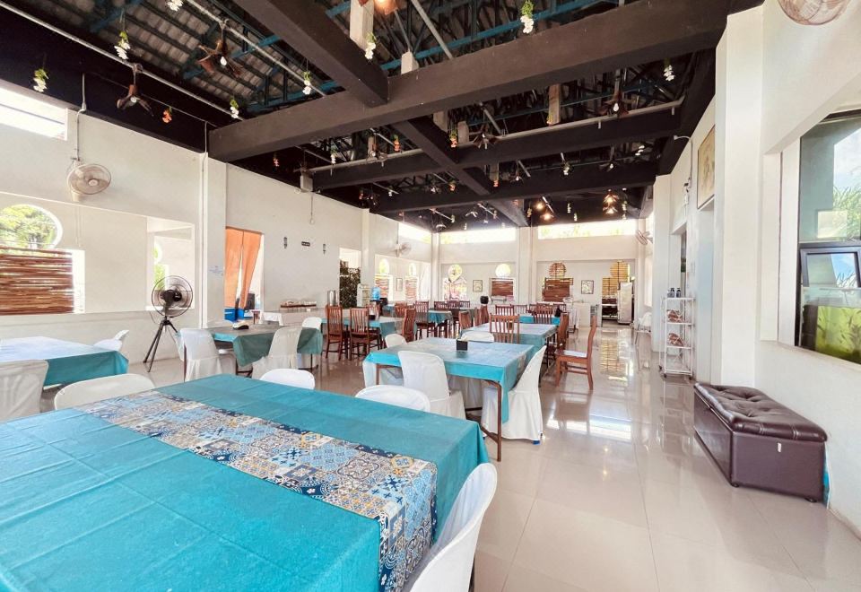 ร้านอาหารและพื้นที่นั่งเล่นของ Bakkahland Farm and Resort