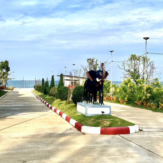 มุมสวนและพื้นที่นั่งเล่นริมหาดของ Nee Ran Nee Resort สายบุรี