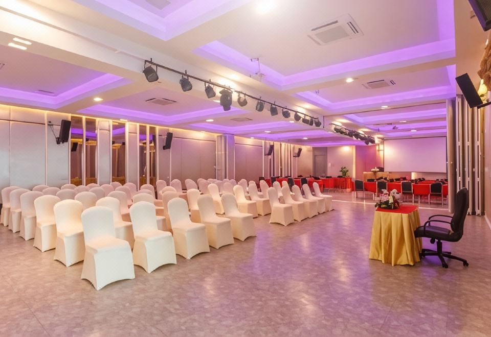 ห้องพักของ River City Hotel Pattani มีระเบียงมองเห็นแม่น้ำปัตตานี