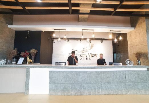 มุมห้องพักและพื้นที่นั่งเล่นของ Southern View Hotel Pattani