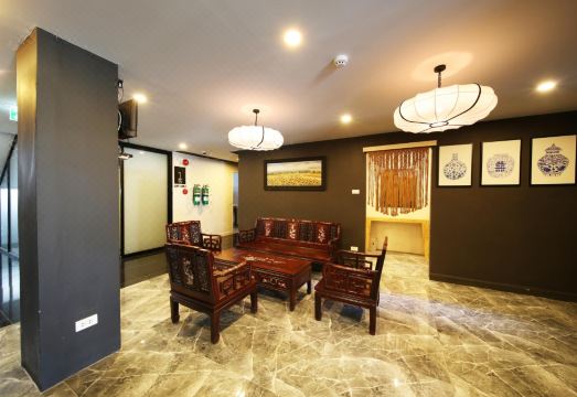 มุมตกแต่งภายในของ The Wood Pattani Hotel เน้นงานไม้และแสงไฟอุ่น
