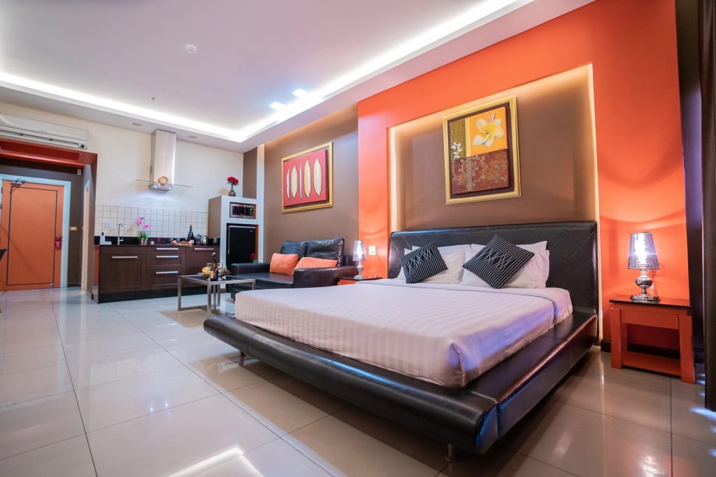 ห้องชุดของ 21st Floor Residence Pattaya พร้อมครัวเล็กและระเบียงส่วนตัวมองเห็นวิวทะเลย่านวงศ์อมาตย์