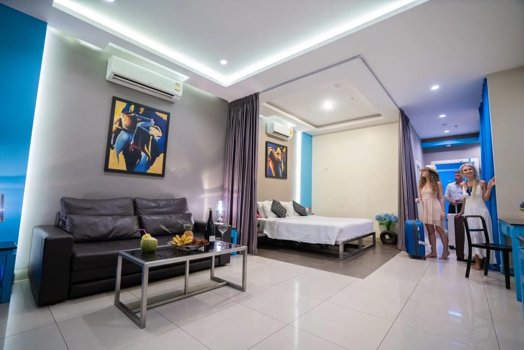 ระเบียงห้องพักบนชั้น 21 ของ 21st Floor Residence มองเห็นอ่าวพัทยาและหาดวงศ์อมาตย์
