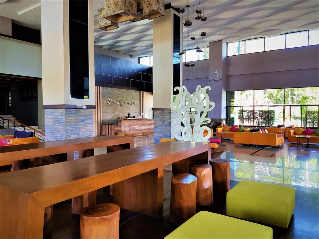 สระว่ายน้ำกลางแจ้งและพื้นที่ส่วนกลางของอาคาร R-Con Wongamat ที่ตั้งของ 21st Floor Residence Pattaya