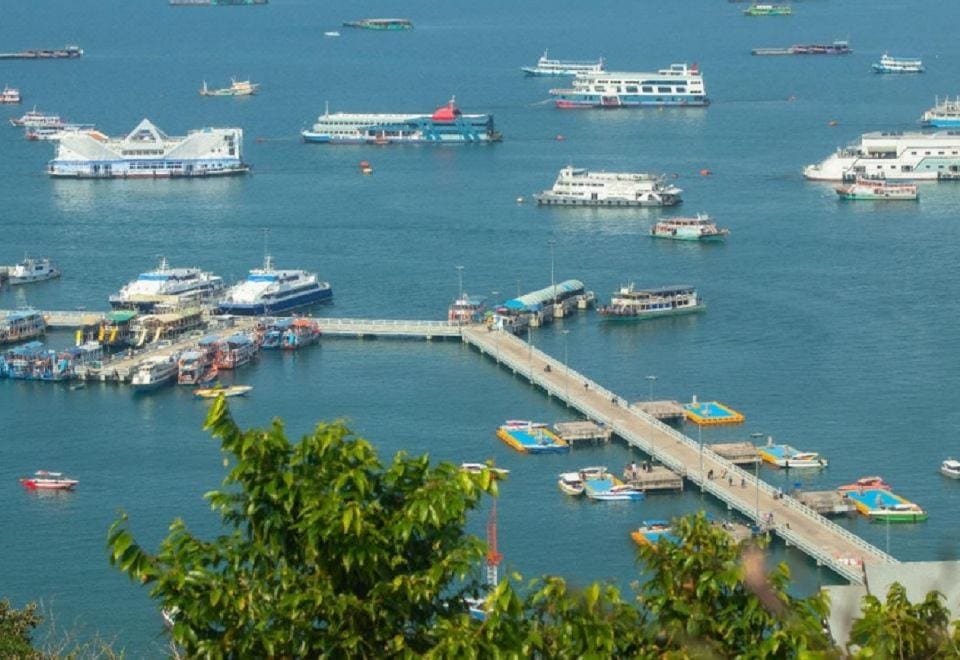 ห้องพักของ The Ambiance Hotel Pattaya ตกแต่งโทนอบอุ่นพร้อมเตียงและระเบียงส่วนตัว