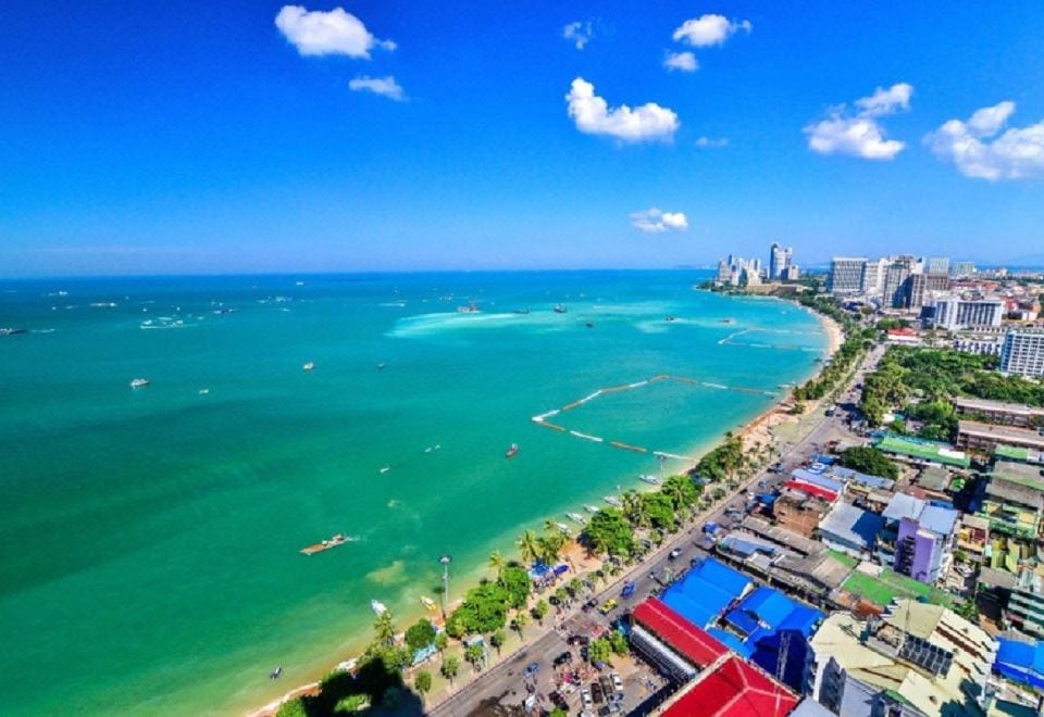 มุมห้องพักรีโนเวตของ The Ambiance Hotel Pattaya พร้อมทีวีจอแบนและพื้นที่นั่งเล่น