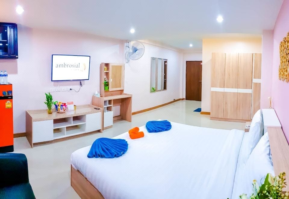 มุมครัวเล็กและพื้นที่นั่งเล่นภายในห้องของ Ambrosial Suites (Walking Street Residence) พัทยา