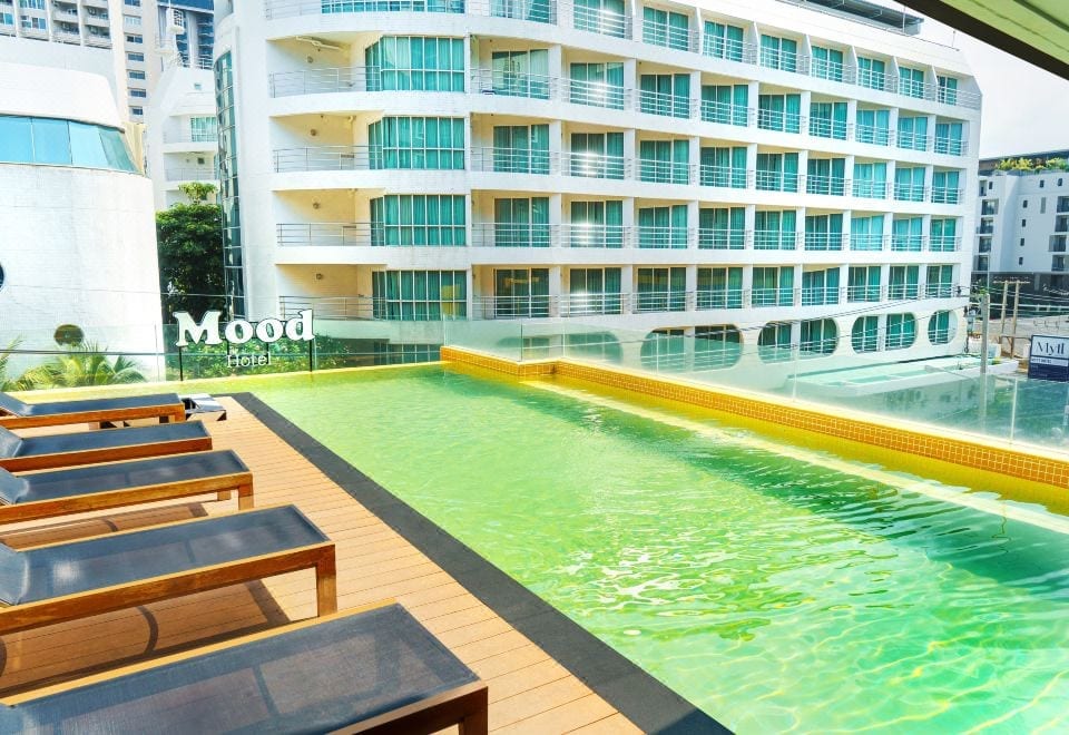 สระว่ายน้ำบนชั้นดาดฟ้าของ A-One Star Hotel Pattaya มองเห็นวิวอ่าวพัทยา