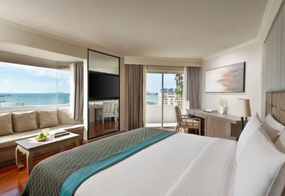 อาคารและสวนเขตพักของ AVANI Pattaya Resort กลางย่านพัทยากลาง