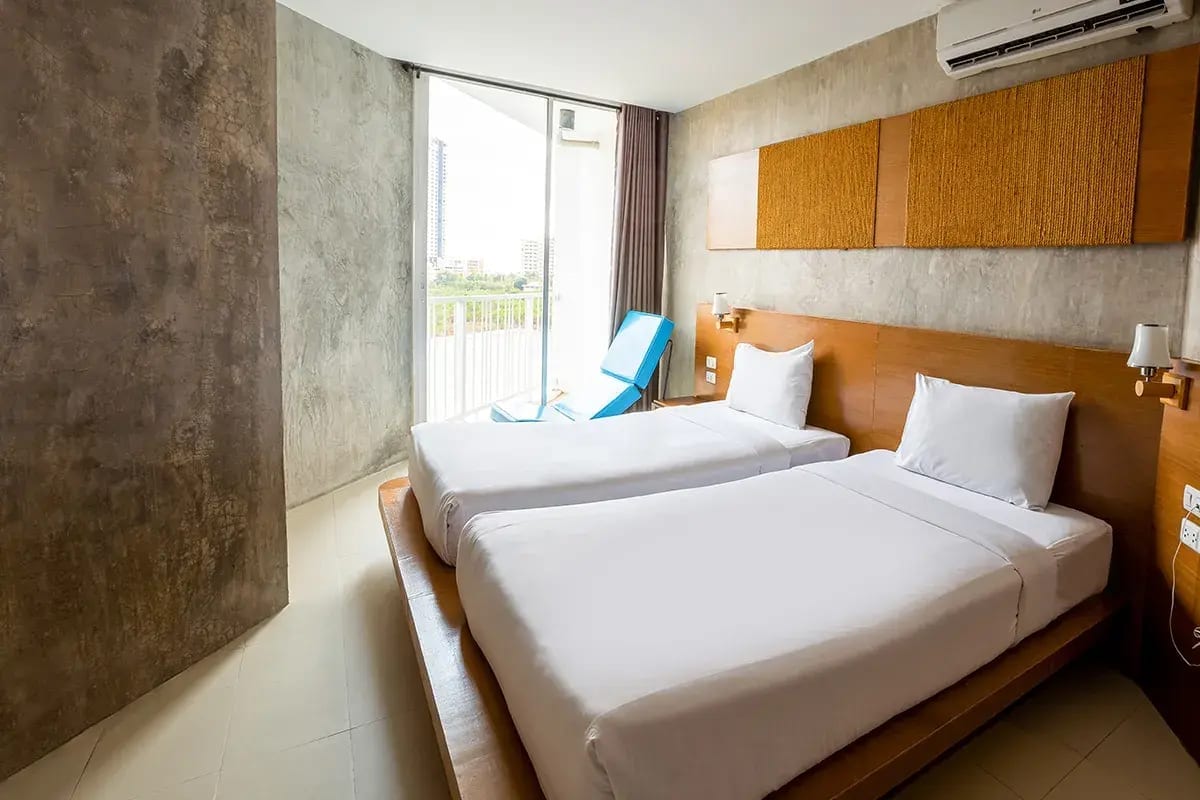 ห้องพักของ B2 Jomtien Pattaya ตกแต่งสไตล์โมเดิร์นโทนเทา-ดำเอกลักษณ์ของแบรนด์ B2
