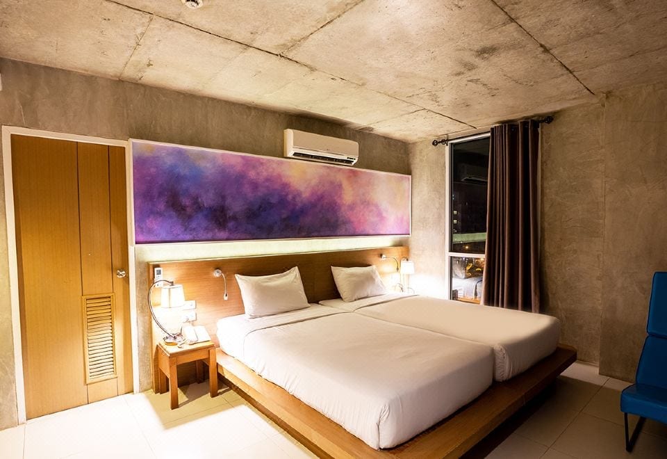 ห้องพักของ B2 Sea View Pattaya ตกแต่งสไตล์โมเดิร์นเปลือยปูนโทนเทา-ดำเอกลักษณ์ของแบรนด์ B2