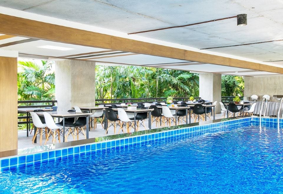 พื้นที่ส่วนกลางและสระว่ายน้ำในร่มของ B2 Sea View Pattaya Hotel