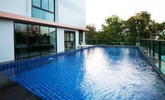 สระว่ายน้ำกลางแจ้งและพื้นที่ส่วนกลางของ B2 Hotel South Pattaya