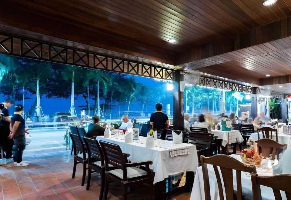 ห้องอาหารและบาร์ Wine & Grill บนเทอเรซริมหาดของ Jomtien Boathouse ตกแต่งธีมเรือเดินทะเล