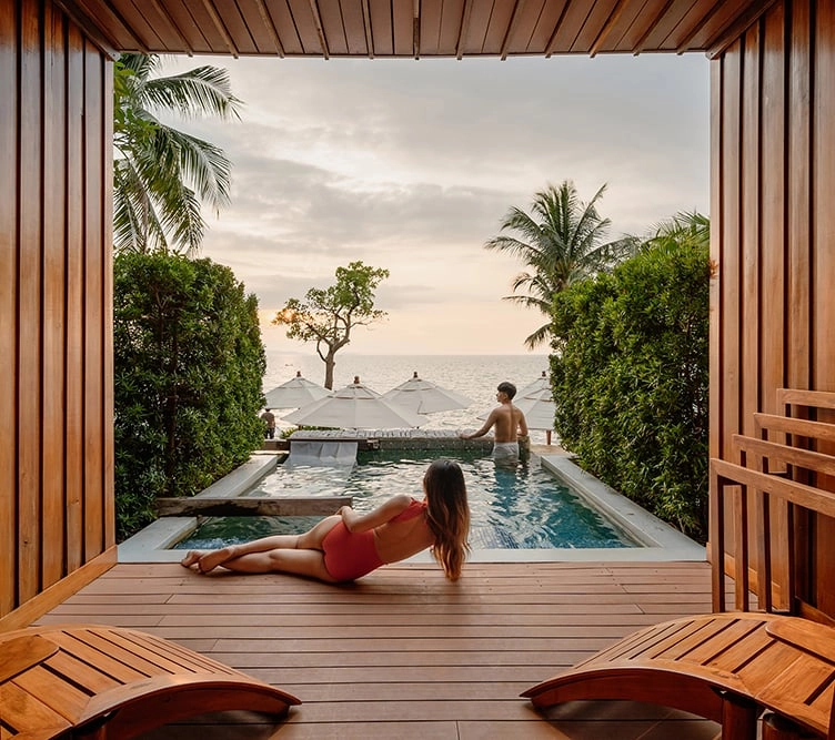 พูลสวีทพร้อมสระส่วนตัวของ Cape Dara Resort มองออกไปเห็นอ่าวพัทยา