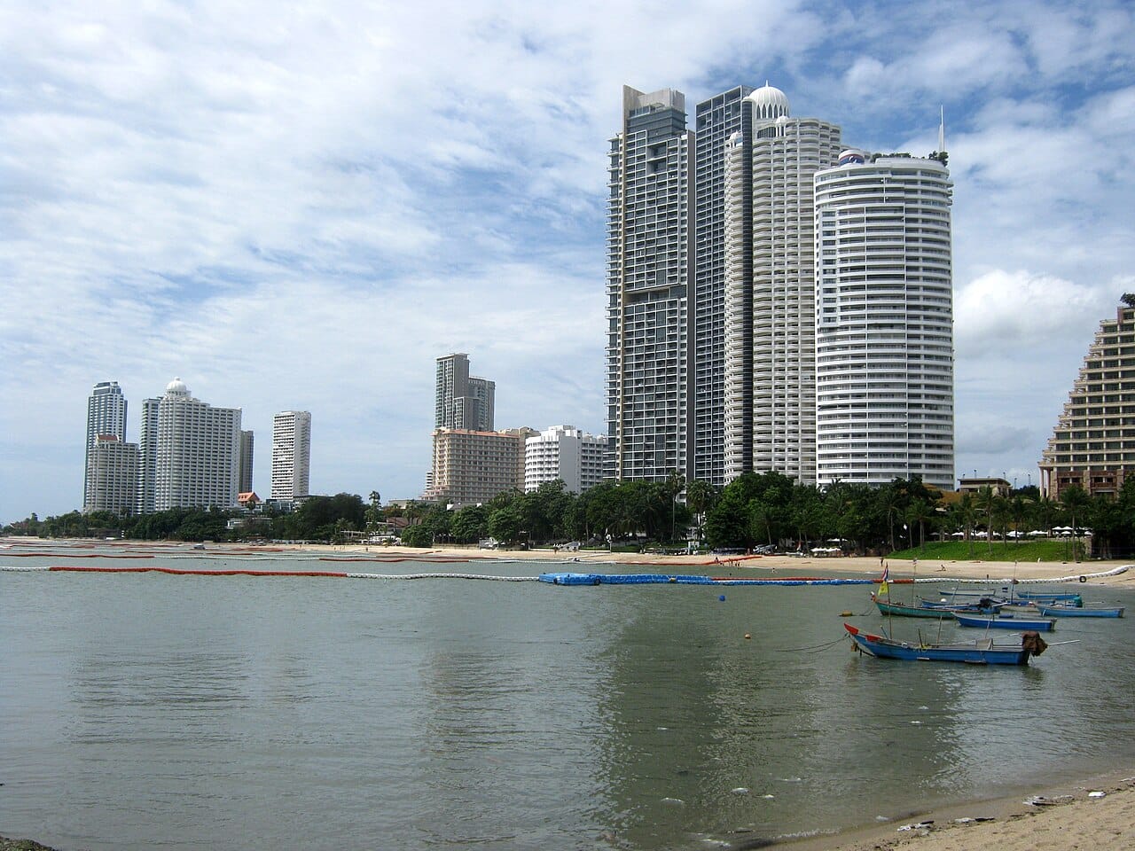 หาดทรายวงศ์อมาตย์หน้ารีสอร์ต Centara Grand Mirage Pattaya น้ำทะเลใส