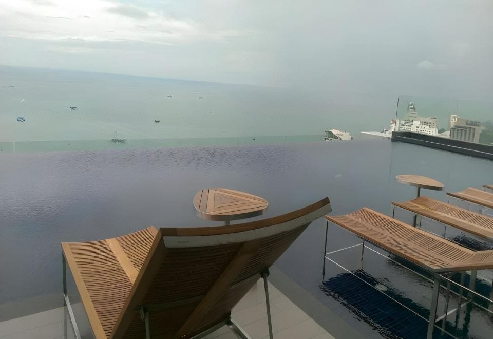 ห้องพักสไตล์คอนโดของ Centric Sea Pattaya พร้อมครัวเล็กและระเบียงส่วนตัว