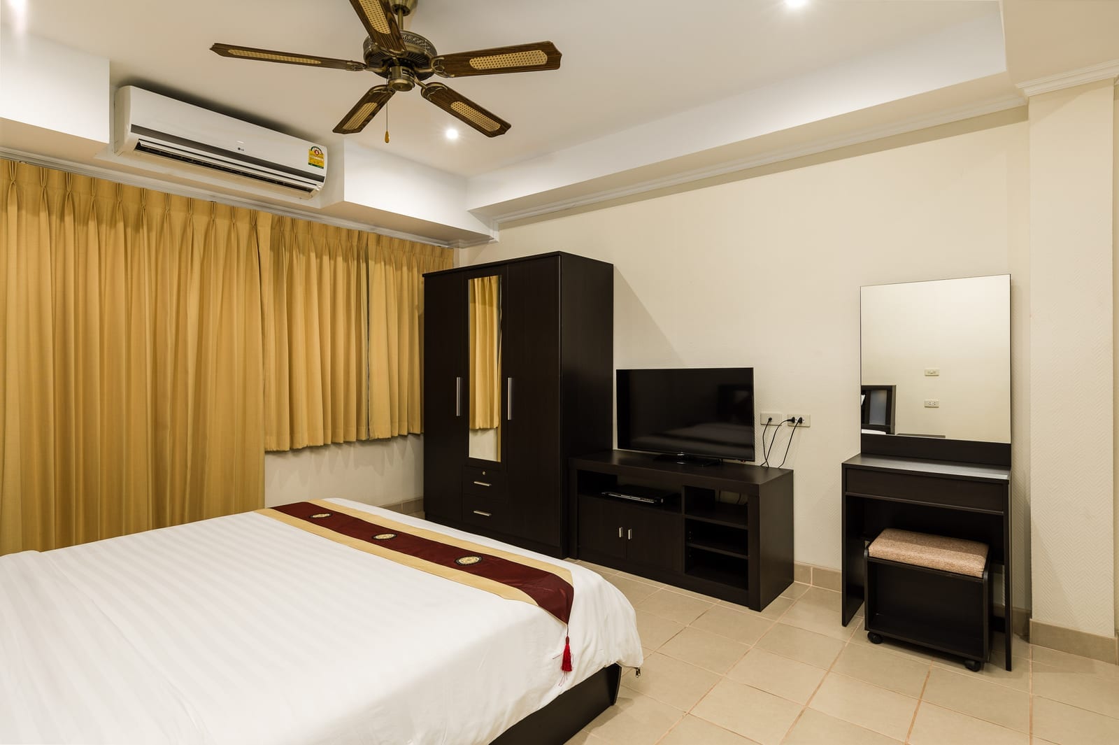 ห้อง Deluxe Apartment ของ The Classroom Hotel พัทยา กว้างโล่ง มีครัวเล็กและระเบียงส่วนตัว