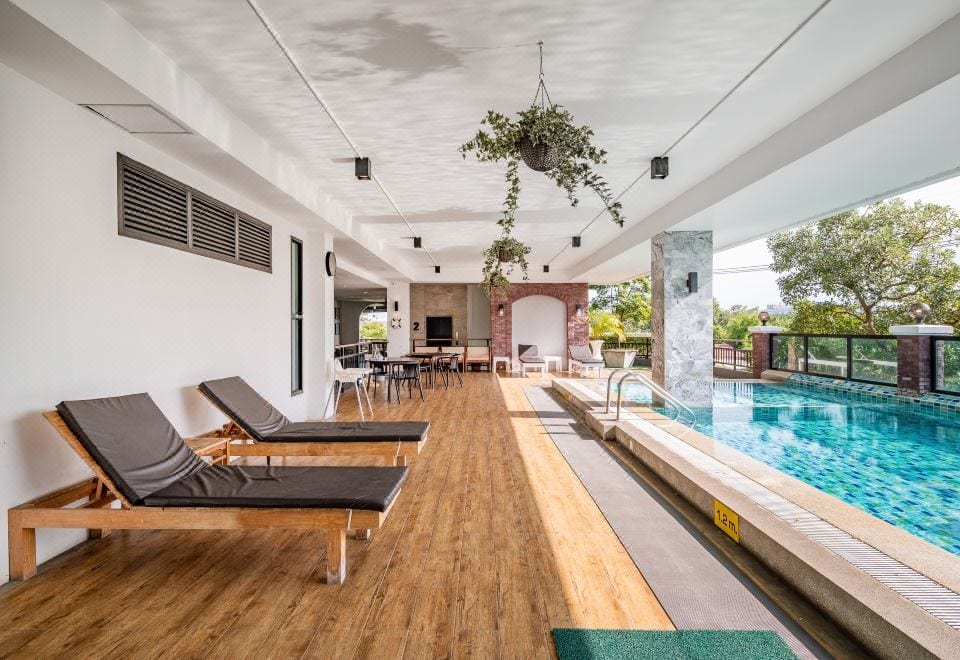 อาคารและมุมส่วนกลางของ The Corner Lodge พัทยา บรรยากาศเงียบสงบเหมือนบ้านพัก
