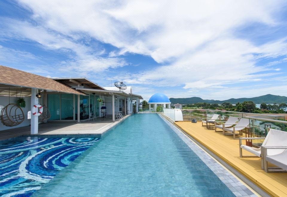 อาคาร Costa Well Resort Pattaya โทนขาวสไตล์ซานโตรินีตัดกับท้องฟ้าและทะเลบางเสร่