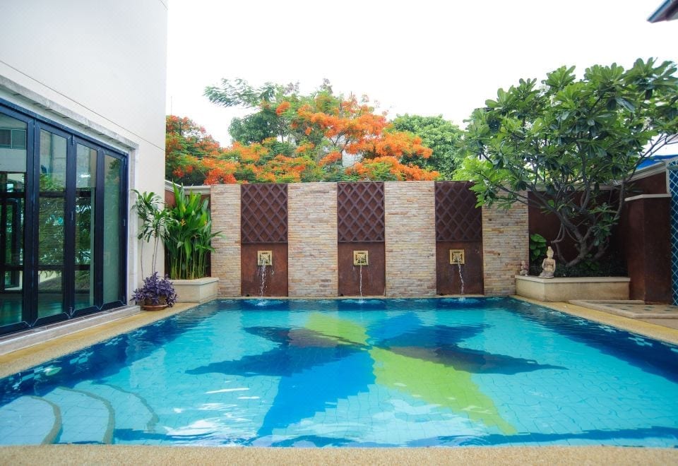 สระว่ายน้ำกลางแจ้งของ Diamond City Place Pattaya พร้อมพื้นที่นั่งเล่น