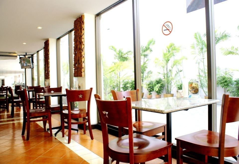 ห้องพักของ Diamond City Place Pattaya ตกแต่งเรียบง่ายพร้อมพื้นที่กว้างและครัวเล็ก