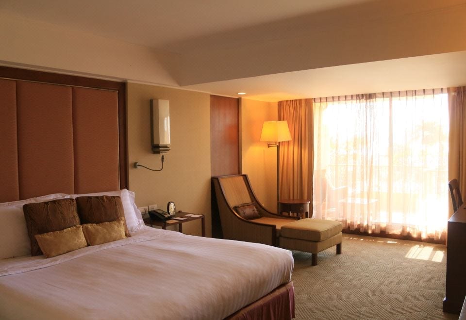 ห้องพักของ Dusit Thani Pattaya ตกแต่งสไตล์ไทยร่วมสมัยพร้อมระเบียงวิวสวนและทะเล
