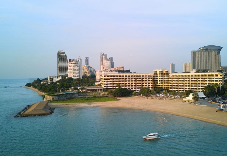 หาดส่วนตัวและบริเวณสวนร่มครึ้มของรีสอร์ต Dusit Thani Pattaya ย่านพัทยาเหนือ