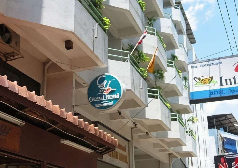 ห้องพักของ Grand Hotel Pattaya พร้อมเตียงใหญ่และหน้าต่างมองออกไปทางอ่าวพัทยา