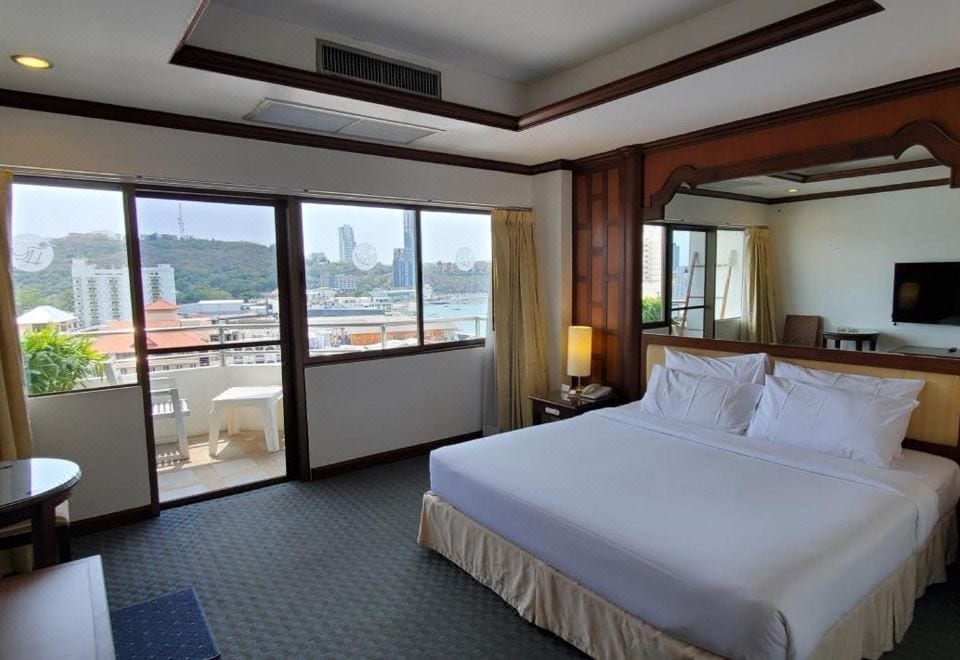 มุมห้องและระเบียงส่วนตัวของ Grand Hotel Pattaya ที่มองเห็นวิว Walking Street และทะเล