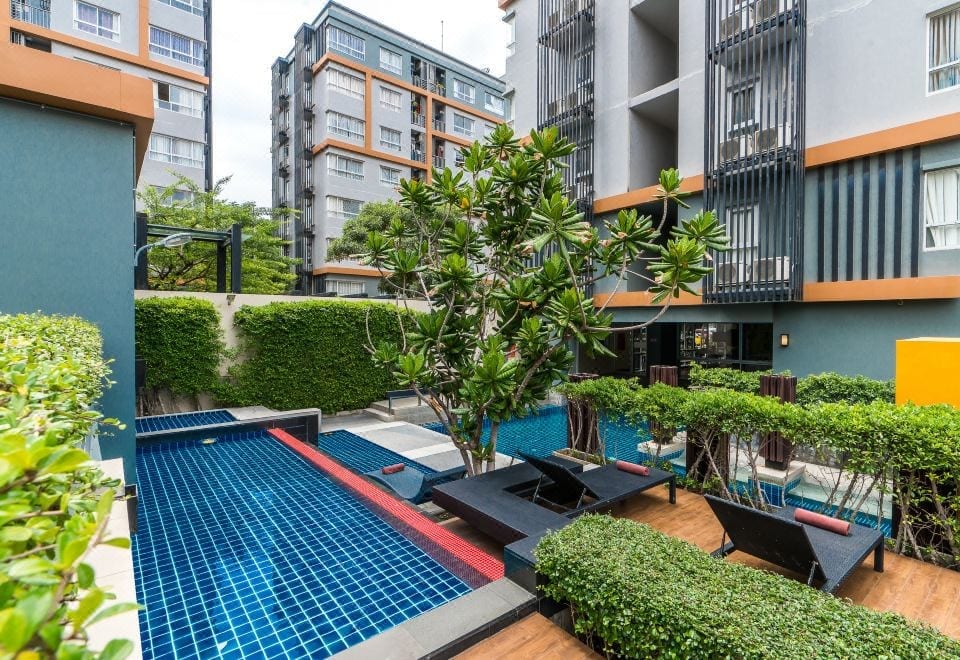 ห้องสวีทของ The Grass Serviced Suites พร้อมห้องนั่งเล่นแยกส่วนและมุมครัวเล็กในตัว