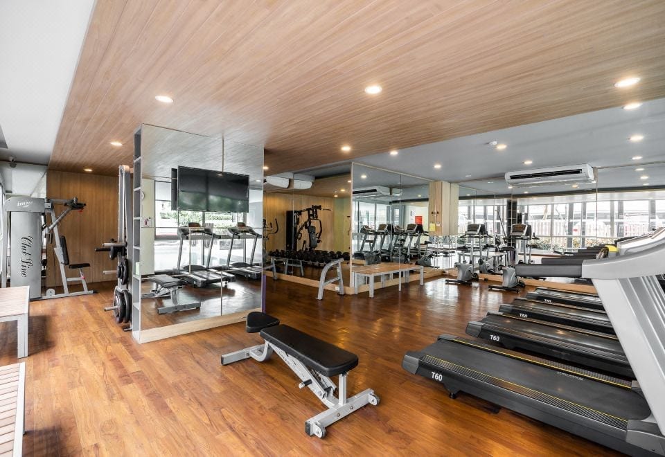 มุมรับประทานอาหารและพื้นที่นั่งเล่นในห้องสวีทของ The Grass Serviced Suites พัทยา