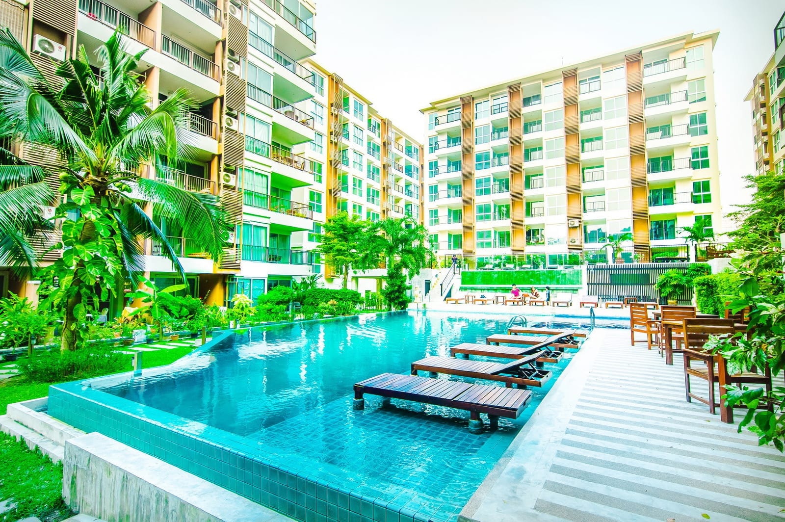 อาคารและสระว่ายน้ำกลางแจ้งสไตล์อินฟินิตี้ของ G Residence Pattaya บนเนินถนนทัพพระยา