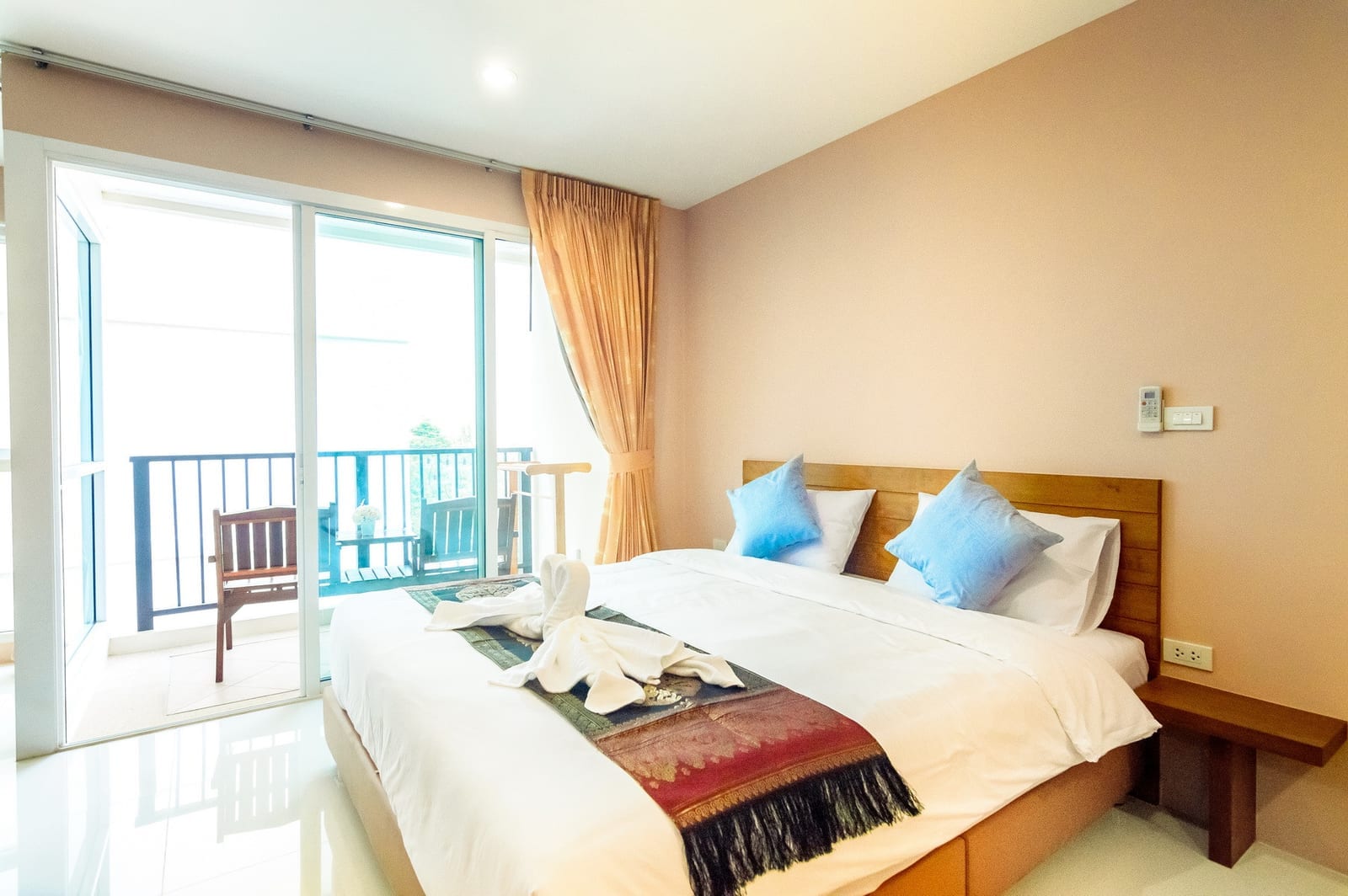 บรรยากาศสระว่ายน้ำและพื้นที่ส่วนกลางของ G Residence Pattaya มองเห็นวิวเมืองพัทยา