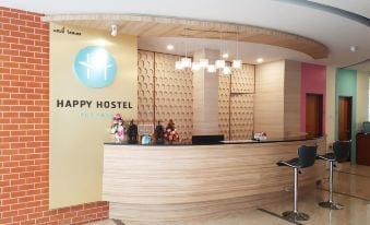 พื้นที่ส่วนกลางและครัวรวมของ Happy Hostel Pattaya สำหรับแขกใช้งานร่วมกัน