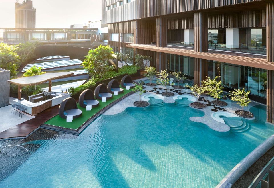 สระว่ายน้ำอินฟินิตี้ของ Hilton Pattaya มองออกไปเห็นอ่าวพัทยา