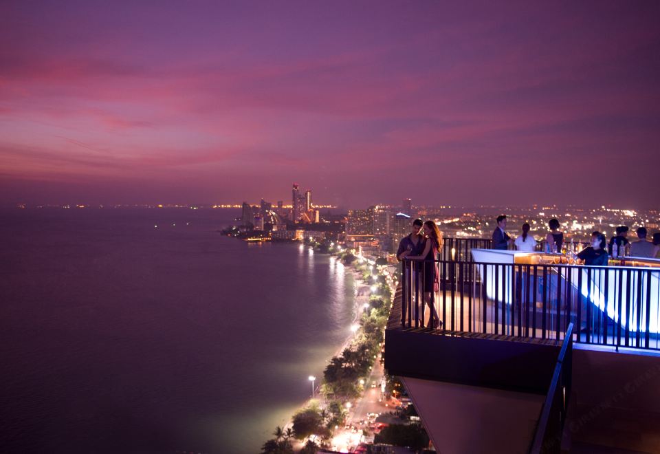 บาร์และพื้นที่นั่งเล่นวิวทะเลของ Hilton Pattaya ยามเย็น