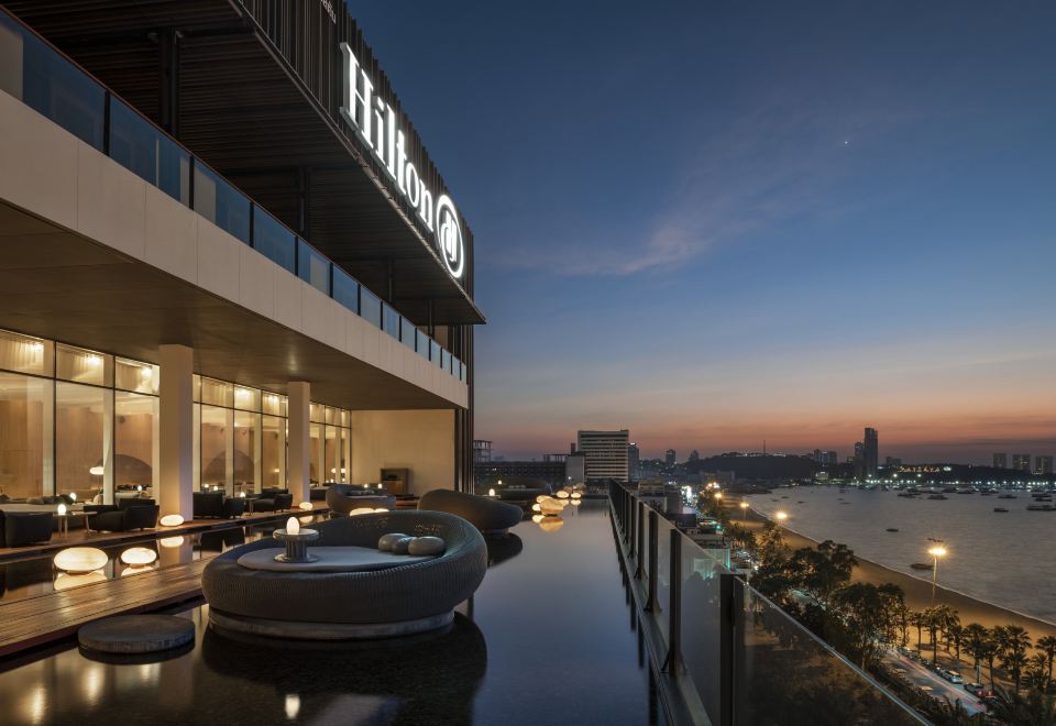 ห้องอาหารของ Hilton Pattaya ตกแต่งโมเดิร์น มองเห็นวิวอ่าวพัทยา
