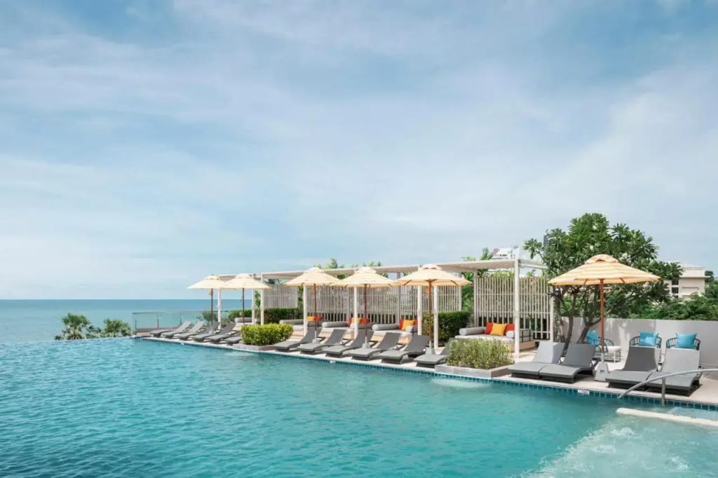 สระว่ายน้ำอินฟินิตี้ของ Holiday Inn Pattaya มองออกไปเห็นอ่าวพัทยาและถนนเลียบหาด