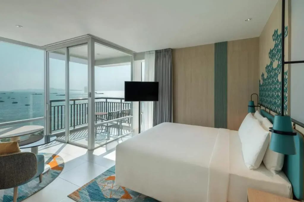 ห้องพักของ Holiday Inn Pattaya พร้อมระเบียงส่วนตัวมองเห็นวิวทะเล
