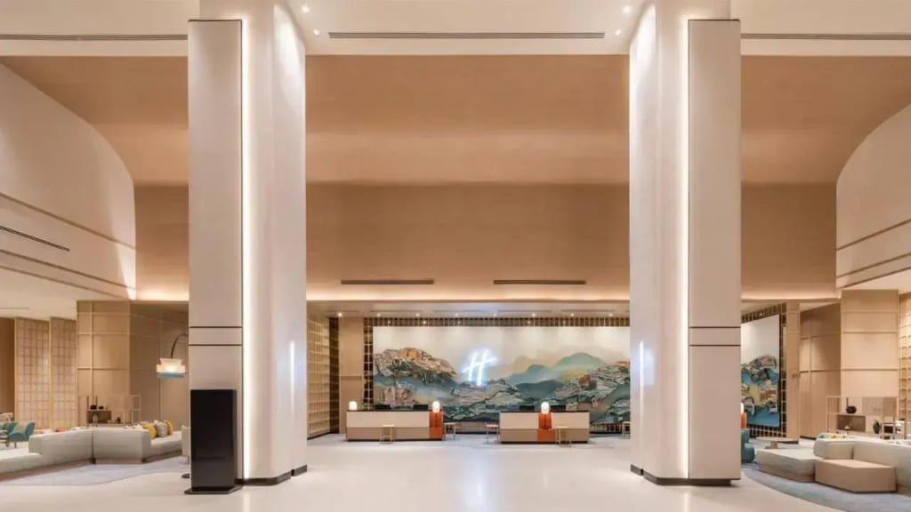 พื้นที่ส่วนกลางและโซนครอบครัวของ Holiday Inn Pattaya ตกแต่งโทนสดใสสไตล์ริมทะเล