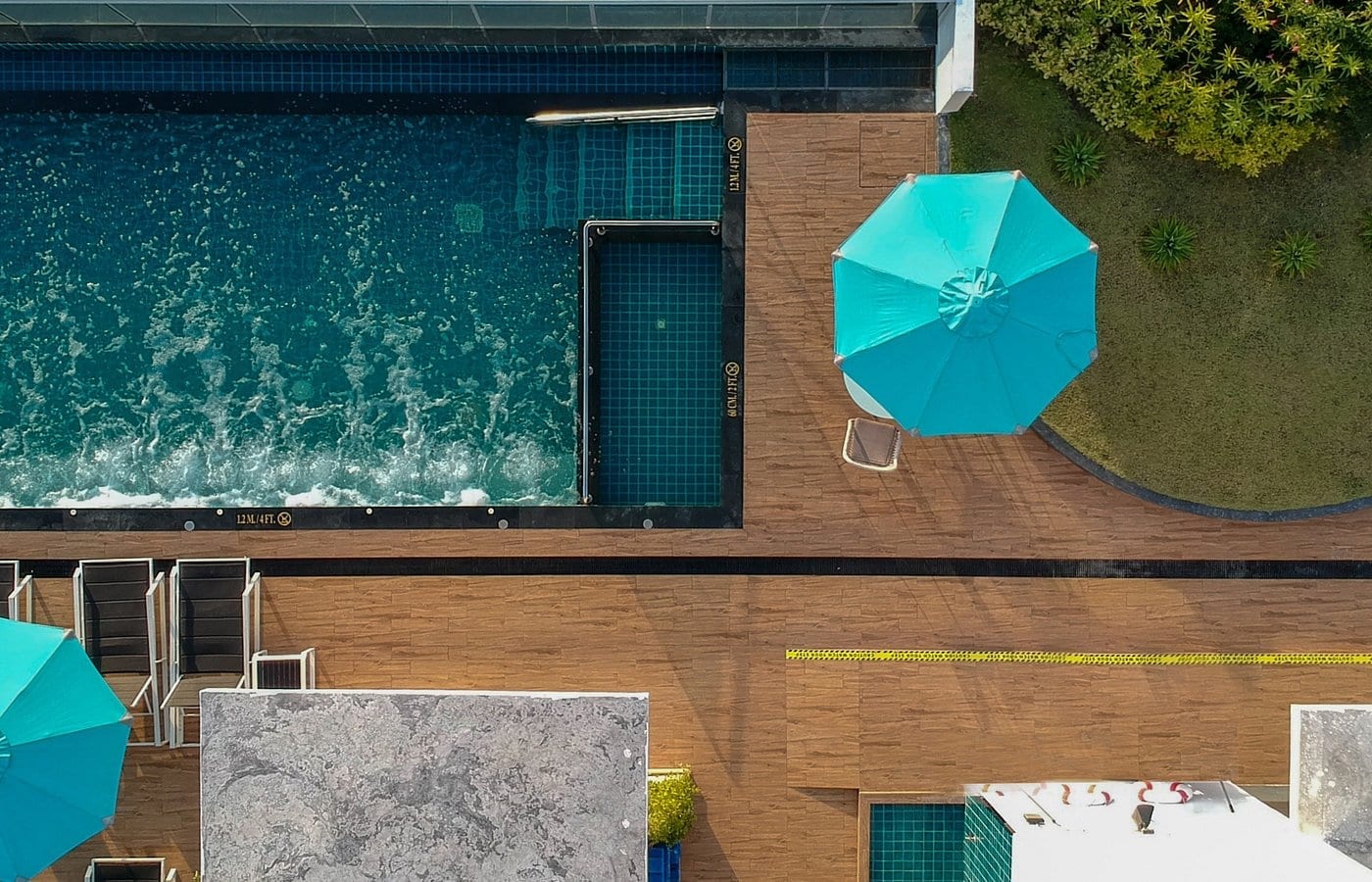 สระว่ายน้ำลอยฟ้าชั้น 9 ของ Holiday Inn Express Pattaya Central มองเห็นวิวเมืองพัทยา
