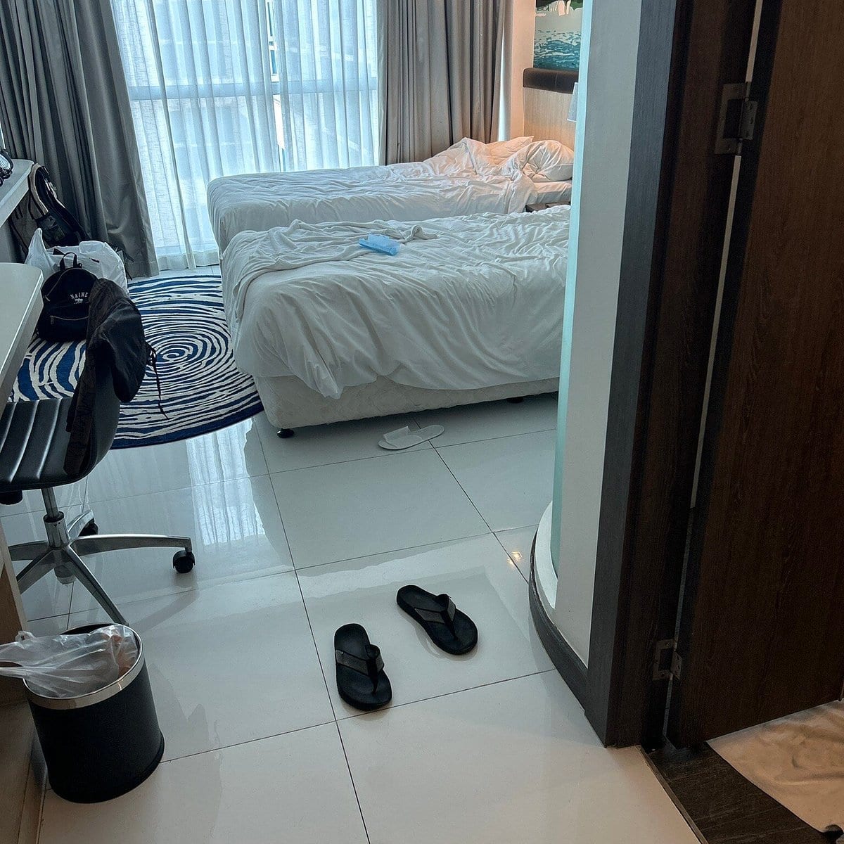 ห้องพักมาตรฐานของ Holiday Inn Express Pattaya Central โทนสว่าง เตียงนุ่ม โต๊ะทำงาน