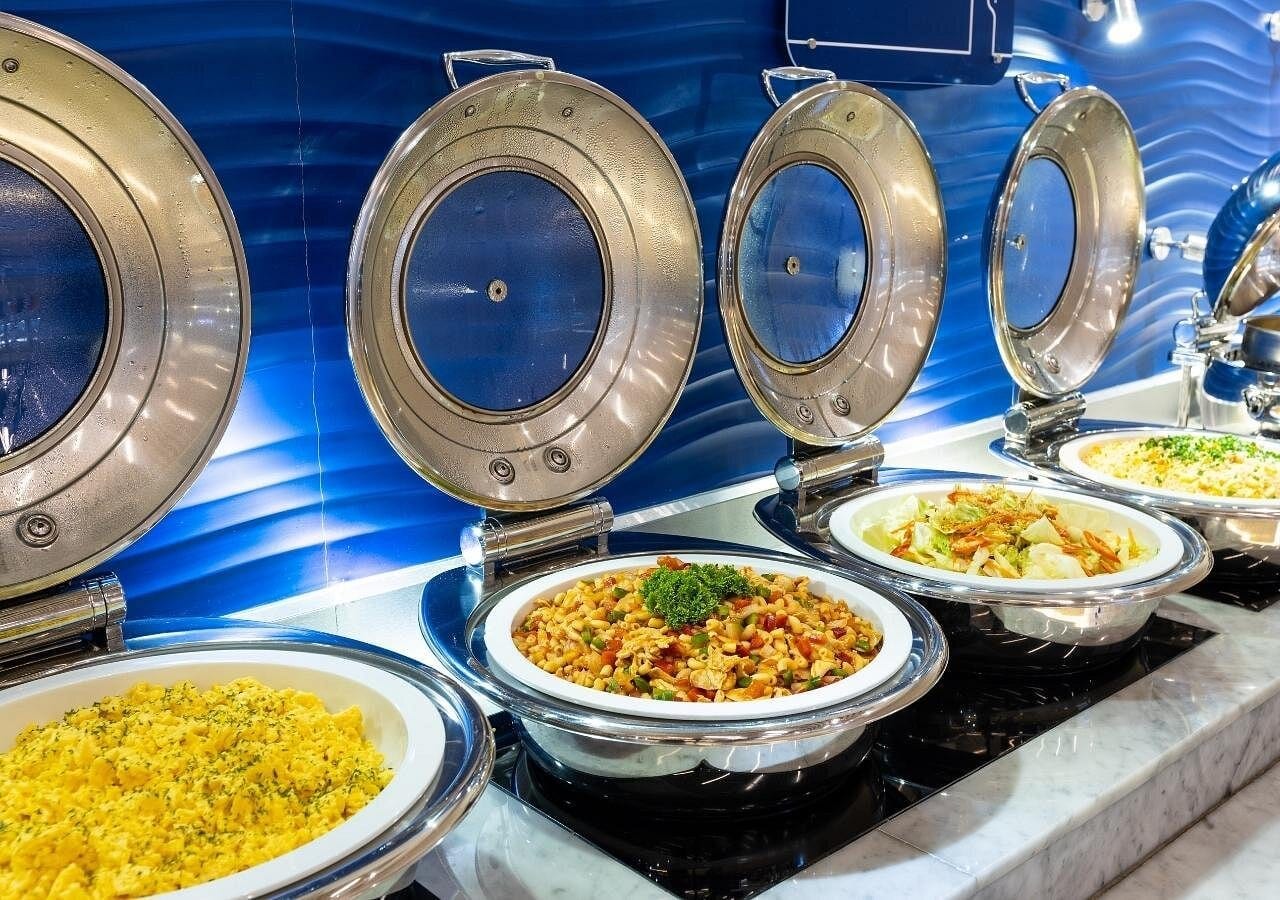 พื้นที่อาหารเช้าและล็อบบี้ของ Holiday Inn Express Pattaya Central ตกแต่งโมเดิร์น