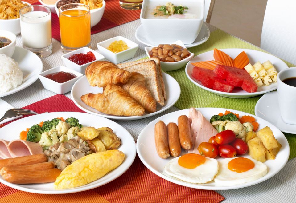 ห้องพักมาตรฐานของ ibis Pattaya ตกแต่งโทนสว่าง เตียงเครื่องนอนนุ่ม