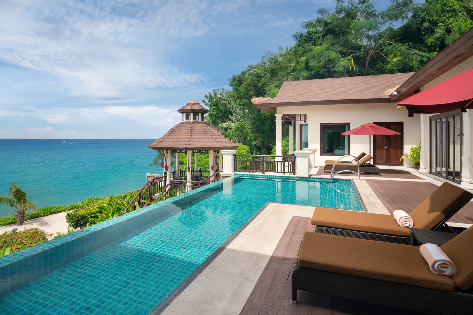 พูลวิลล่าริมหาดของ InterContinental Pattaya Resort มองออกไปเห็นทะเล