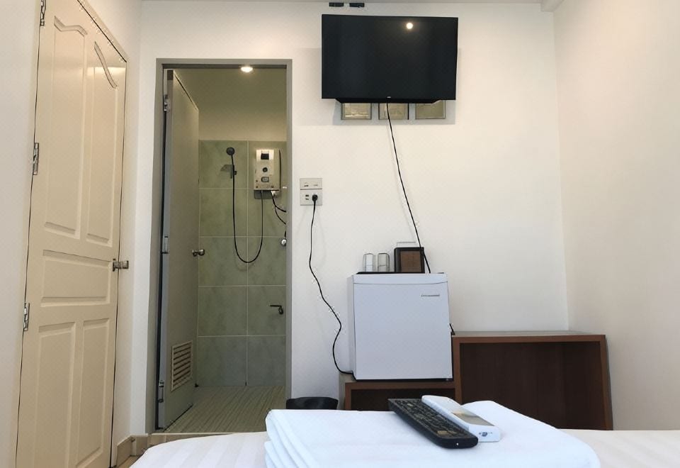 ห้องพักส่วนตัวของ Jellyfish Hostel Pattaya ตกแต่งเรียบสะอาด มีแอร์และห้องน้ำในตัว